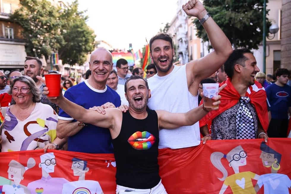 El portavoz del Grupo Socialista en el Ayuntamiento de Sevilla, Antonio Muñoz, junto al secretario Lgtbi del PSOE, Víctor Gutiérrez, en la manifestación del Orgullo en Sevilla.