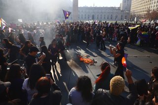 Santiago 27 de junio 2026.  Manifestantes de Contra Marcha son fotografíadados durante la XXVI Marcha del Orgullo que organiza el Movimiento de Integracion y Liberacion Homosexual   Dragomir Yankovic/Aton Chile