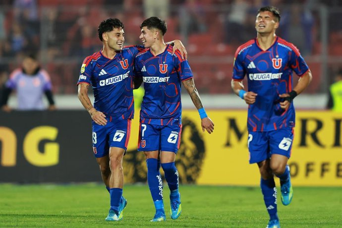 Futbol, Universidad de Chile vs Deportes La Serena Fecha 8, Liga de Primera 2026. El jugador de Universidad de Chile Javier Altamirano, izquierda, celebra tras marcar un gol contra Deportes La Serena durante un partido de la Liga de primera realizado en