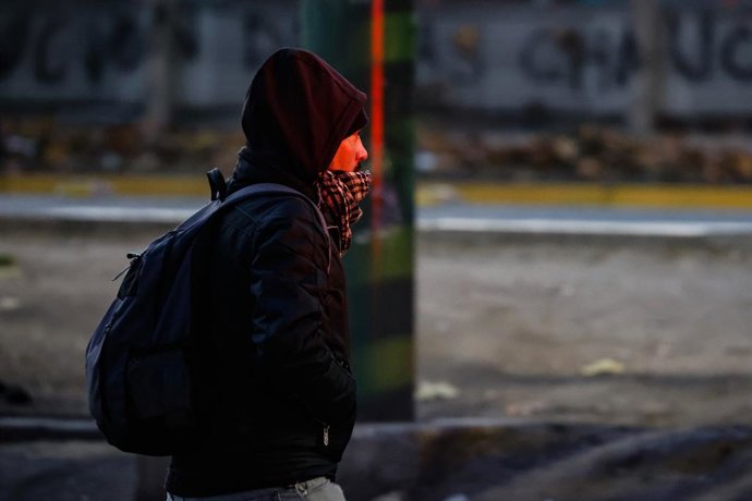 Santiago, 23 de junio de 2026.  Personas se protegen del frio con temperaturas pronosticadas bajo cero en la comuna de San Bernardo  Diego Martin/Aton Chile