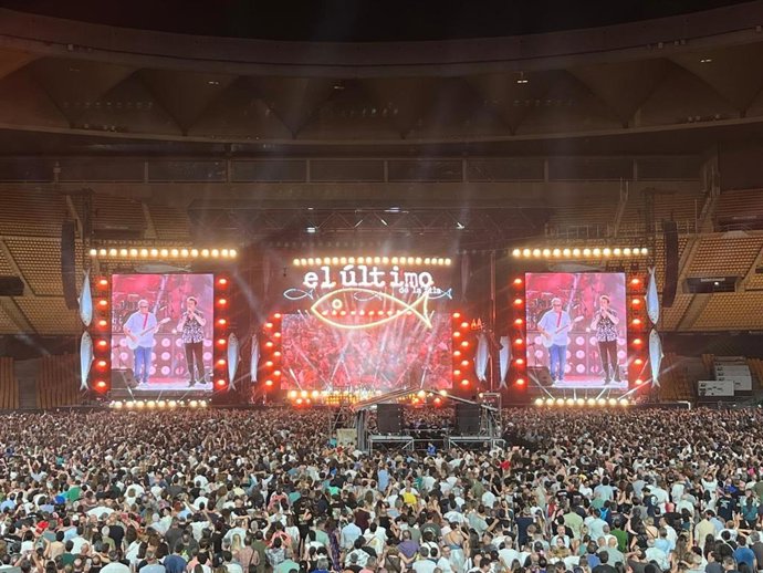 El Último de la Fila durante su concierto en el Estadio de La Cartuja.