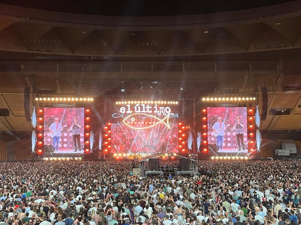 El Último de la Fila durante su concierto en el Estadio de La Cartuja.