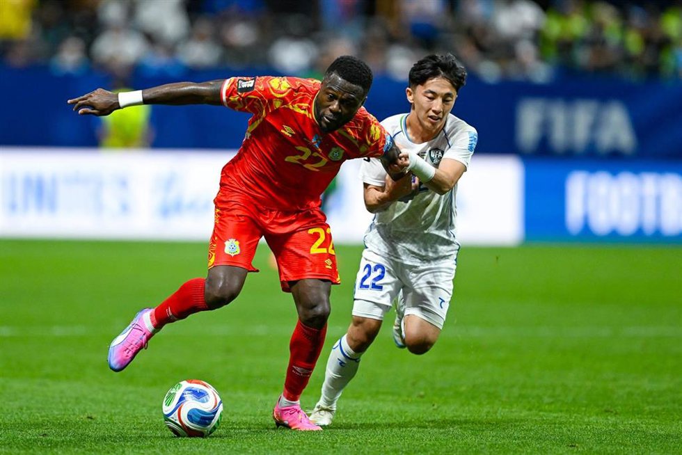 Chancel Mbemba y Abbosbek Fayzullaev pelean por un balón en el República Democrática del Congo-Uzbekistán del Mundial 2026