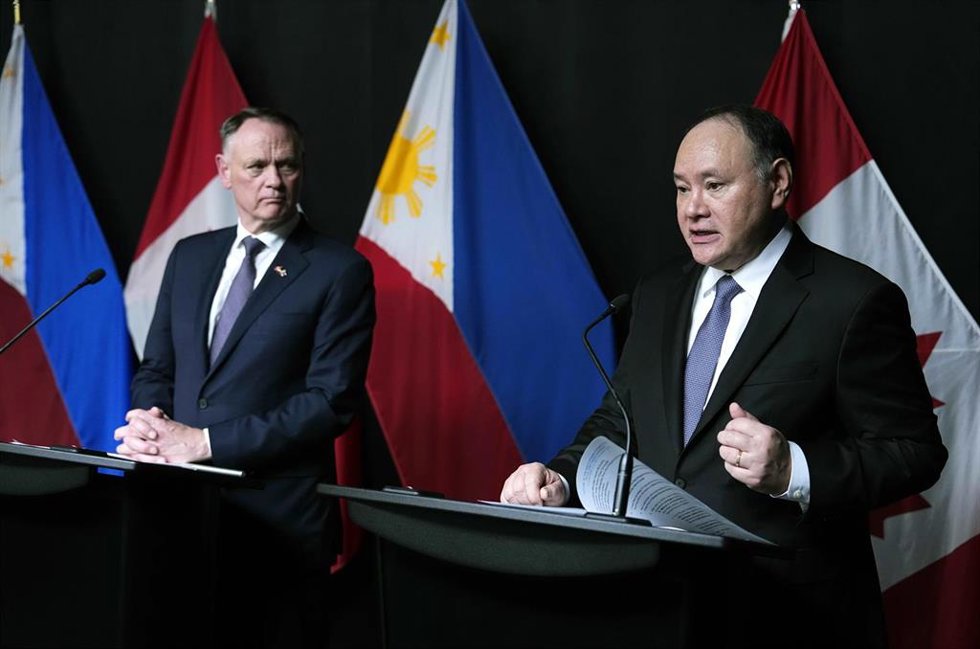 Archivo - El ministro de Defensa filipino (deecha), Gilberto Teodoro Jr., junto a su homólogo canadiense