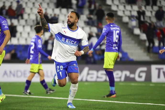Futbol, Universidad Catolica vs San Luis Fecha 4, Copa Chile 2026. El jugador de Universidad Catolica Bernardo Cerezo, centro,ÊcelebraÊtras marcarÊsuÊgolÊcontra San Luis durante el partido de la Copa Chile realizado en el estadio Claro Arena de Santiago,