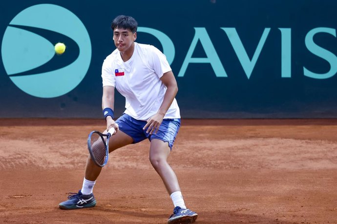 Tenis, Chile vs Luxemburgo. Copa Davis 2025. El jugador de Chile Daniel Nunez regresa la pelota frente a Louis Van Herck  de Luxemburgo durante el partido de sinles de la Copa Davis valido por el Grupo Mundial, disputado en el Court Central Anita Lizana