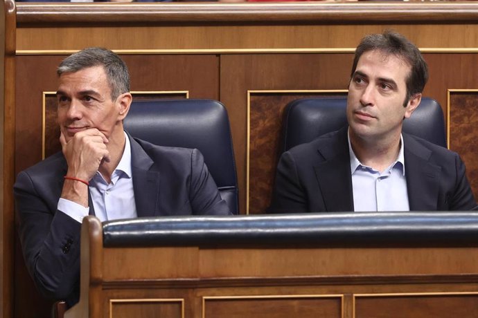 El presidente del Gobierno, Pedro Sánchez (i), y el vicepresidente primero y ministro de Economía, Comercio y Empresa, Carlos Cuerpo.