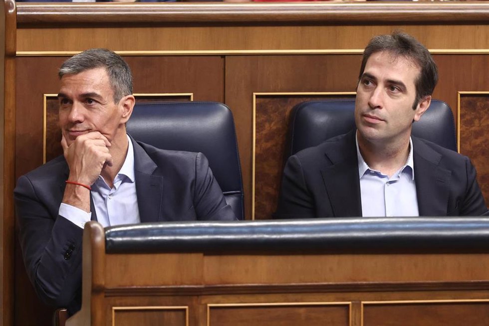 El presidente del Gobierno, Pedro Sánchez (i), y el vicepresidente primero y ministro de Economía, Comercio y Empresa, Carlos Cuerpo.