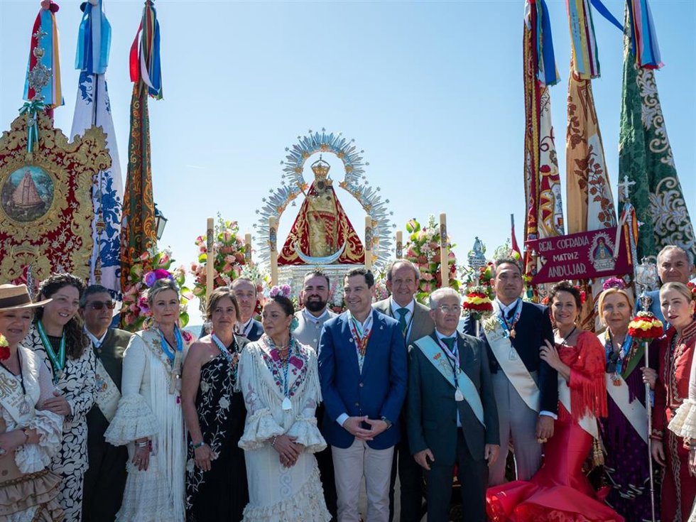 Archivo - Imágenes de la Romería de la Virgen de la Cabeza 2026. En Andújar (Jaén), a 26 de abril de 2026. El presidente de la Junta de Andalucía, Juanma Moreno, ante la Virgen durante la Misa de Romeros. (Foto de archivo).