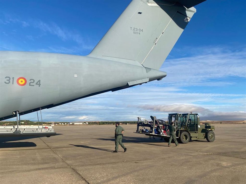 Archivo - Efectivos del Ejército del Aire preparan uno de los aviones medicalizados que viaja hacia Jordania antes del despegue en Torrejón de Ardoz (Madrid).