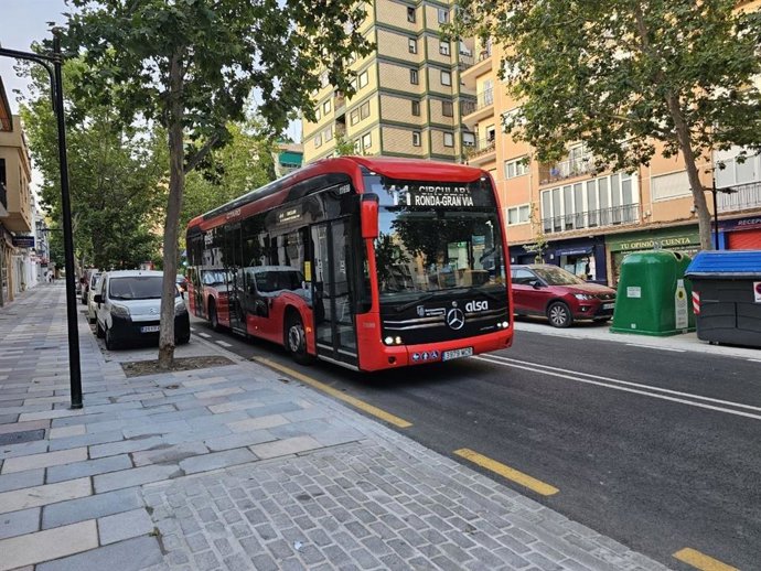 Archivo - Autobús urbano Rober Alsa en la avenida Cervantes de Granada.