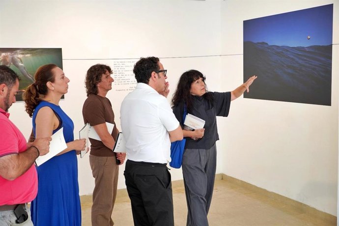 El director general del Instituto de las Industrias Culturales y las Artes, Manuel Cebrián, visitó esta semana la exposición 'From Inside Project', de Pilar Morales