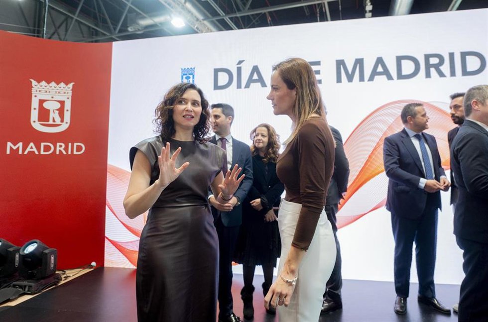 Archivo - (I-D) La presidenta de la Comunidad de Madrid, Isabel Díaz Ayuso, y la portavoz de Vox en la Asamblea de Madrid, Isabel Pérez Moñino-Aranda, durante la celebración del Día de Madrid en Fitur 2025