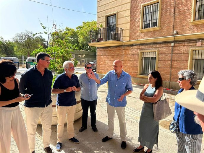 Alés detalla a vecinos de los Remedios la reurbanización de la calle Virgen de Fuensanta