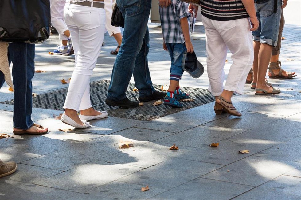 Archivo - Personas caminando. (Foto de recurso).