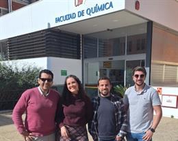 Foto de grupo de los investigadores del proyecto con algas y cáscaras de gamba