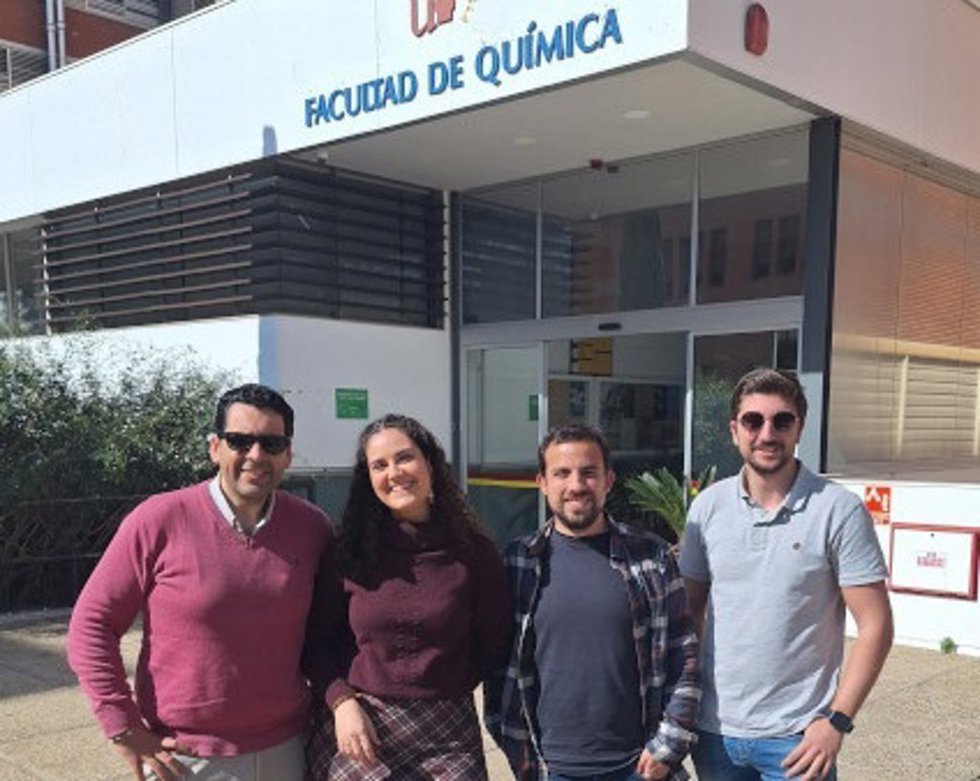 Foto de grupo de los investigadores del proyecto con algas y cáscaras de gamba