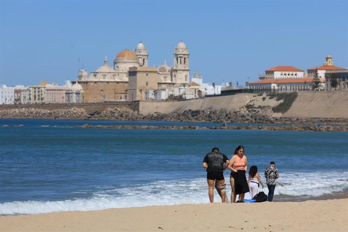 Archivo - Una playa de Cádiz en una imagen de archivo.