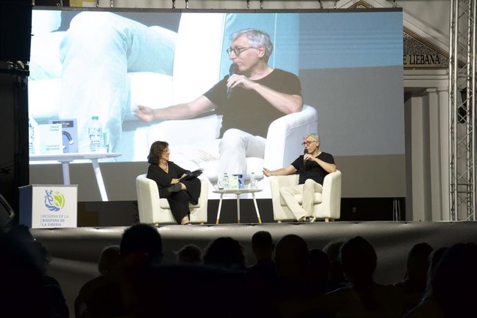La escritora Pilar Galán (izda) y el cineasta y escritor David Trueba (dcha) clausuran la séptima edición del Festival de Literatura y Naturaleza Siberiana, a 27 de junio de 2026.