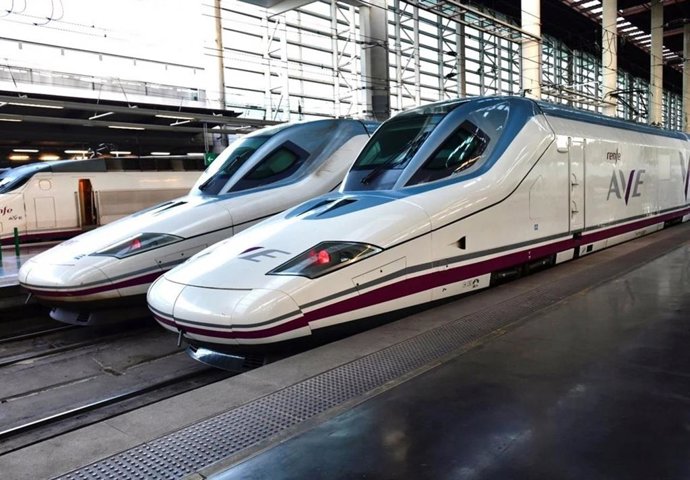 Archivo - Trenes AVE de Renfe