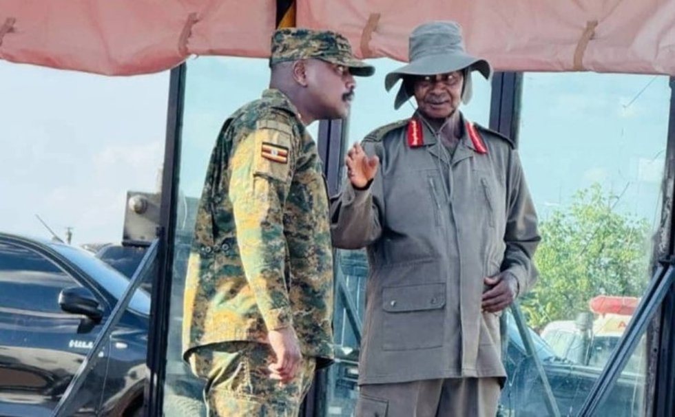 Archivo - El jefe del Ejército de Uganda, Muhoozi Kainerugaba, y su padre y presidente del país, Yoweri Museveni