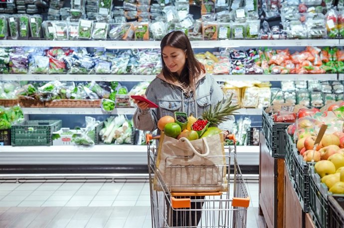 Mujer haciendo la compra.