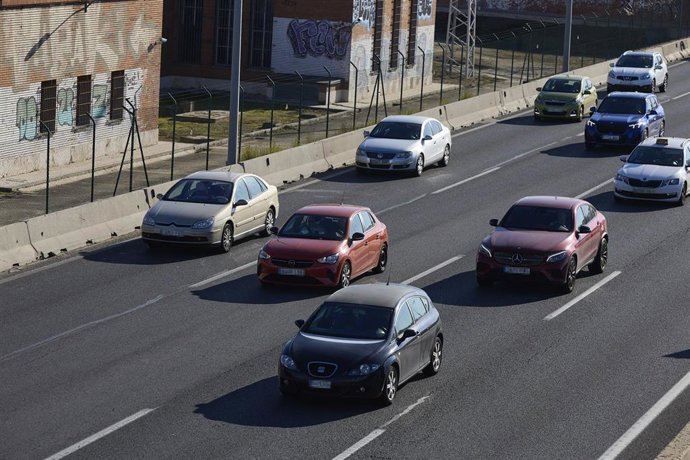 Archivo - Decenas de coches en la A-4, en Madrid (España). 