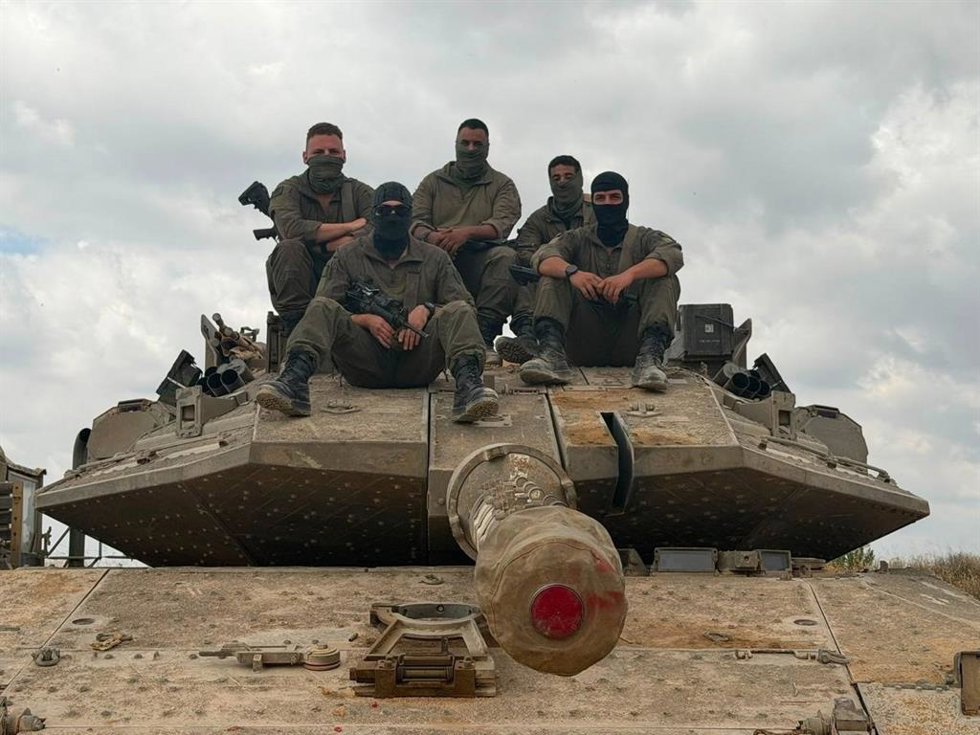 Archivo - Militares israelíes tras cruzar el río Litani en el sur de Líbano (archivo)