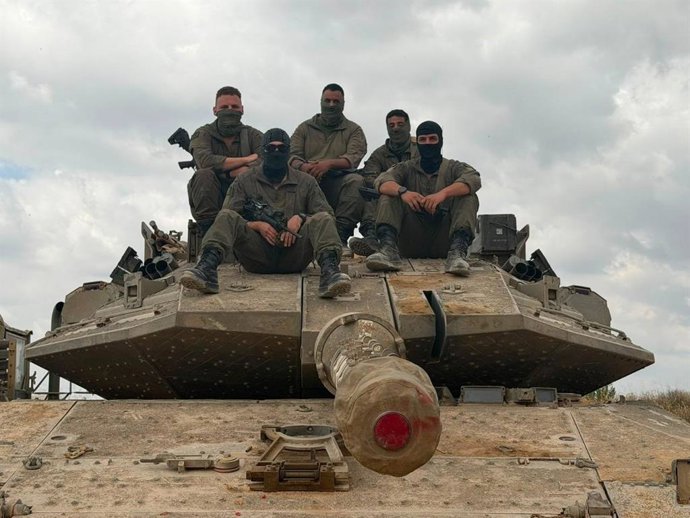 Archivo - Arquivo - Militares israelenses após cruzarem o rio Litani, no sul do Líbano (arquivo)