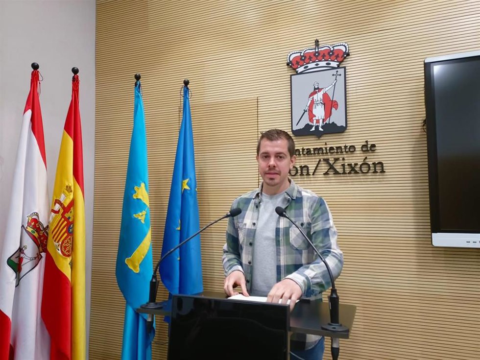 Archivo - El portavoz de Izquierda Unida en el Ayuntamiento de Gijón, Javier Suárez Llana, en rueda de prensa en el Consistorio gijonés.