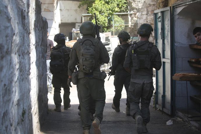 23 de junho de 2026, Nablus, Cisjordânia, Território Palestino: Soldados israelenses patrulham um mercado na Cidade Velha de Nablus, no norte da Cisjordânia ocupada, em 23 de junho de 2026. A violência na Cisjordânia aumentou desde o ataque do Hamas a Isr