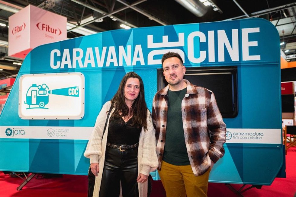 El delegado municipal de Cultura y una técnica de Turismo del Consistorio de Alcalá, en Fitur, en foto de archivo