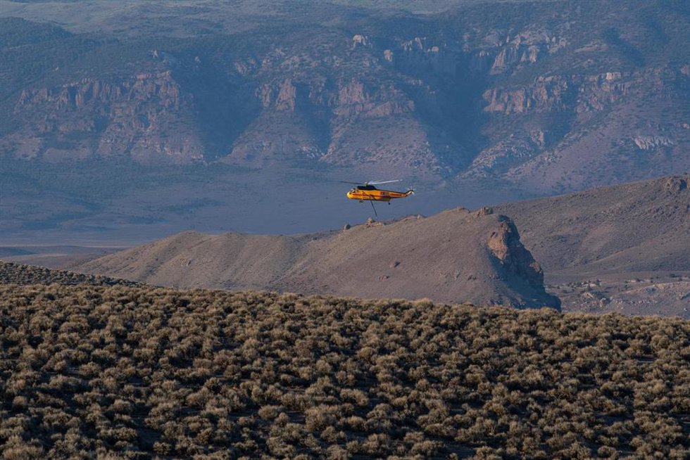 Un helicóptero combate el gran incendio de Cottonwood (Utah) a 27 de junio de 2026 