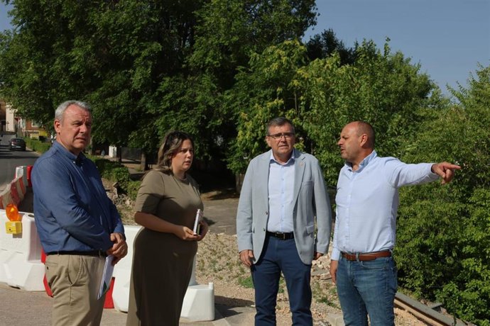 El subdelegado del Gobierno, José Antonio Montilla, en su visita a Iznalloz y Benalúa de las Villas.