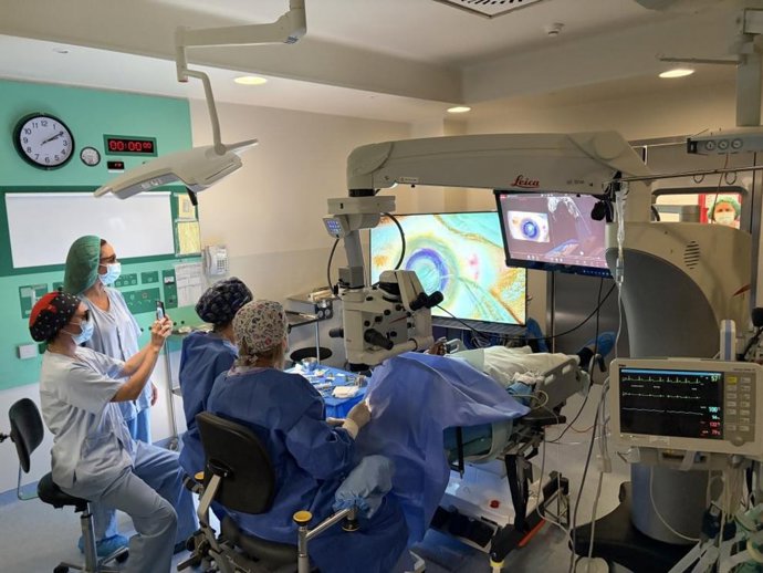 El Hospital Clínico Universitario Lozano Blesa de Zaragoza realiza el primer implante corneal CAIRS de Aragón y uno de los primeros de España.