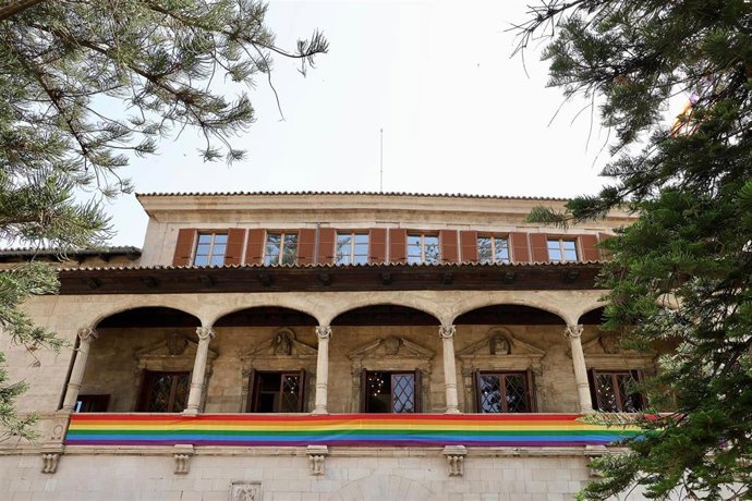 Archivo - Fachada del Consolat de Mar con la bandera del Orgullo LGTBIQ+, en una foto de archivo.