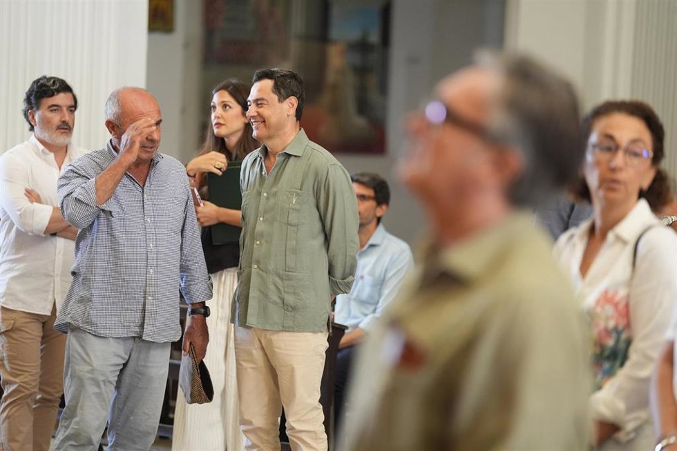El presidente en funciones de la Junta de Andalucía, Juanma Moreno (4i), coincide con el portavoz de Vox en el Parlamento andaluz, Manuel Gavira (1d), en una visita a la Virgen del Rocío en su ermita, antes de asistir a la tradicional Saca de las yeguas. 