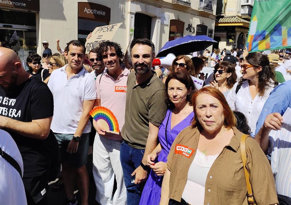 El portavoz socialista en el Ayuntamiento de Málaga, Mariano Ruiz, en la manifesación convocada por la plataforma Málaga para Vivir en el 27 de junio.