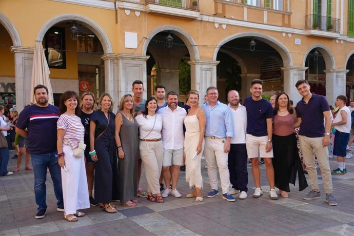 Representantes del PP de Baleares en la celebración de la plaza Mayor de Palma con motivo del Orgullo LGTBIQ+.