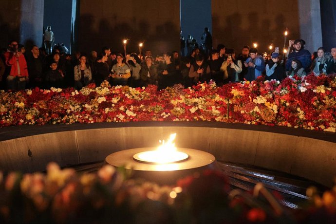 Archivo - Arquivo - ARMÊNIA, YEREVAN - 23 DE ABRIL DE 2026: Pessoas participam de uma procissão com tochas no Complexo Memorial do Genocídio Armênio de Tsitsernakaberd, na véspera do Dia da Memória do Genocídio Armênio