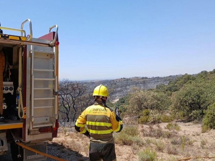 Las brigadas de INFOAR siguen trabajando en refrescar la zona del incendio en Tamarite de Litera.