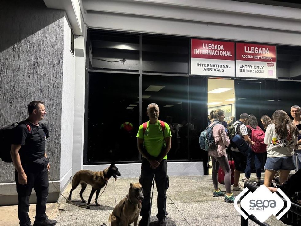 Los dos binomios de la Unidad Canina de Rescate del Principado de Asturias, Miguel de Prado y Sindi; y Rubén Rocandio y Kenia, en Venezuela