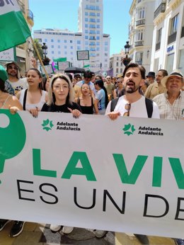 El diputado de Adelante Andalucía por Málaga en el Parlamento andaluz, Luis Rodrigo, en la manifestación de la vivienda de Málaga.