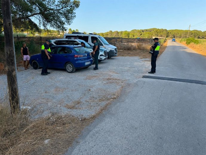 Agentes de la Policía Local de Santa Eulària y la Guardia Civil en un dispositivo conjunto contra las fiestas ilegales.