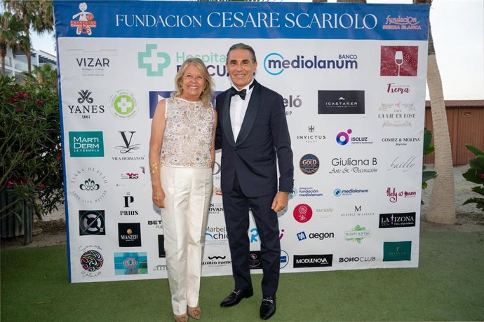 La alcaldesa de Marbella, Ángeles Muñoz, y el entrenador de baloncesto y presidente de la Fundación Cesare Scariolo, Sergio Scariolo, en la cena benéfica de la Fundación.