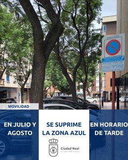 Cartel de la supresión de la zona azul en el centro de Ciudad Real en las tardes de julio y agosto.