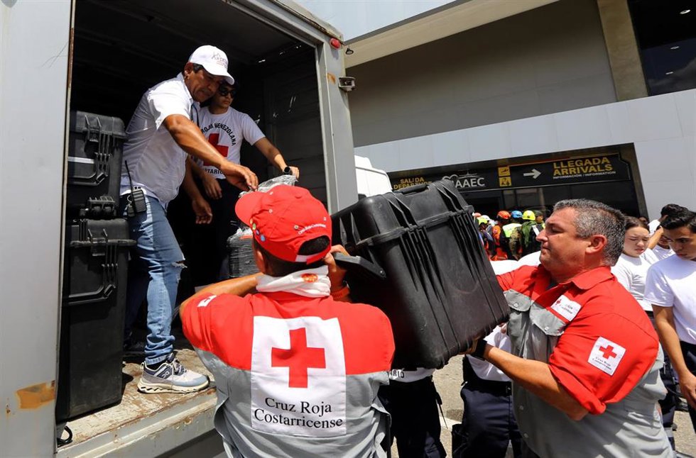 Imagen de tareas de salvamento por los terremotos de Venezuela 