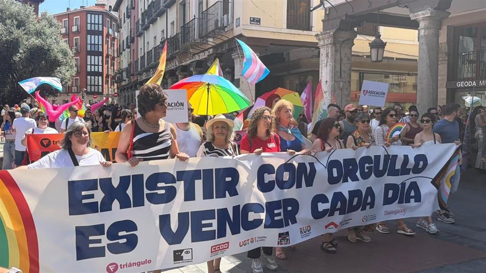 El cartel principal de la manifestación del Día del Orgullo LGTBIQ+ 2026 de Valladolid, con el lema 'Existir con Orgullo es vencer cada día'