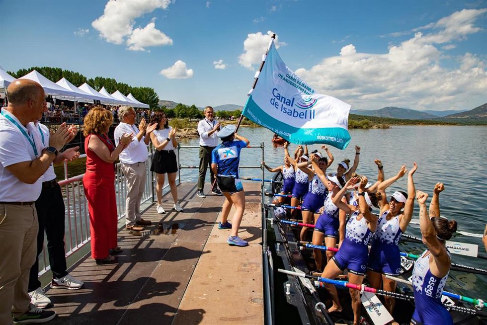 La presidenta de la Comunidad de Madrid, Isabel Díaz Ayuso, asiste a la jornada inaugural de las Ligas Eusko Label y Euskotren de Traineras 2026, en el embalse de Riosequillo de Buitrago del Lozoya.