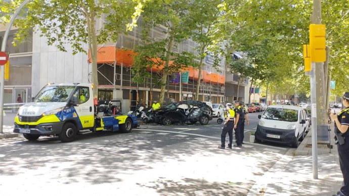 La grúa se lleva uno de los coches accidentados en la calle Pallars de Barcelona